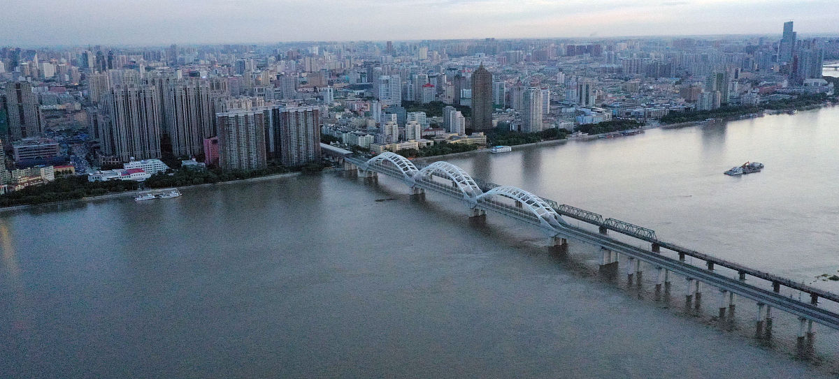 成都铁路运输学校分享西环高铁海口段双线特大桥连续梁成功转体