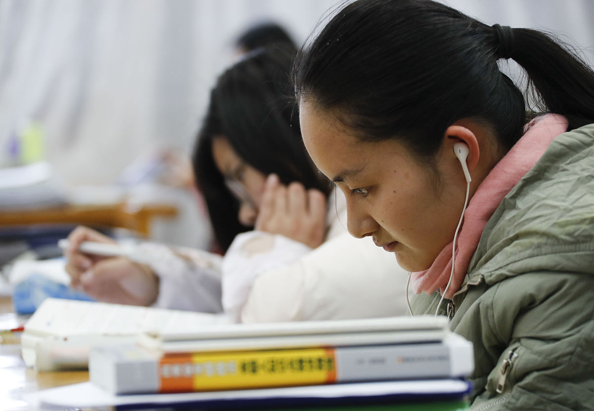2018年12月19日,江苏淮安,淮阴师范学院,考研学生在图书馆内看书复习.