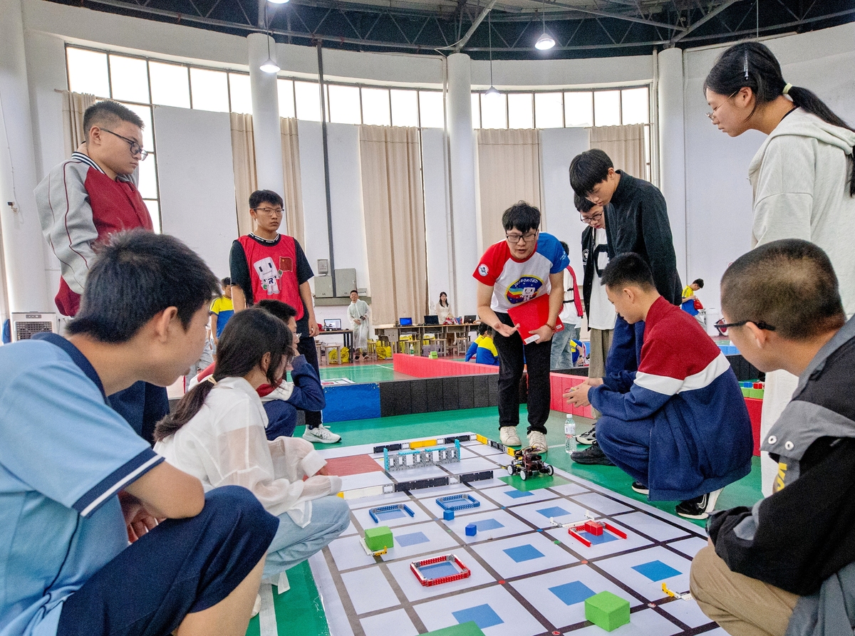 你现在的身份是一名幼儿园老师要参加论文黄浦杯大赛文章题目为《独具匠心创新育人路——探索幼儿教育的创新实践》请对其当前幼儿创新实践教育实施情况进行写作可以适当增加案例描述保证写作内容的逻辑性、条理性和创新性写作语言要清新、活泼、生动不要乱写其格式如下：二当前幼儿园创新实践教育实施情况