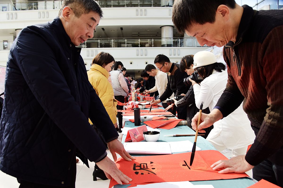 2021年2月7日,江苏南通,书法家在如皋市行政中心为机关党员干部书写廉