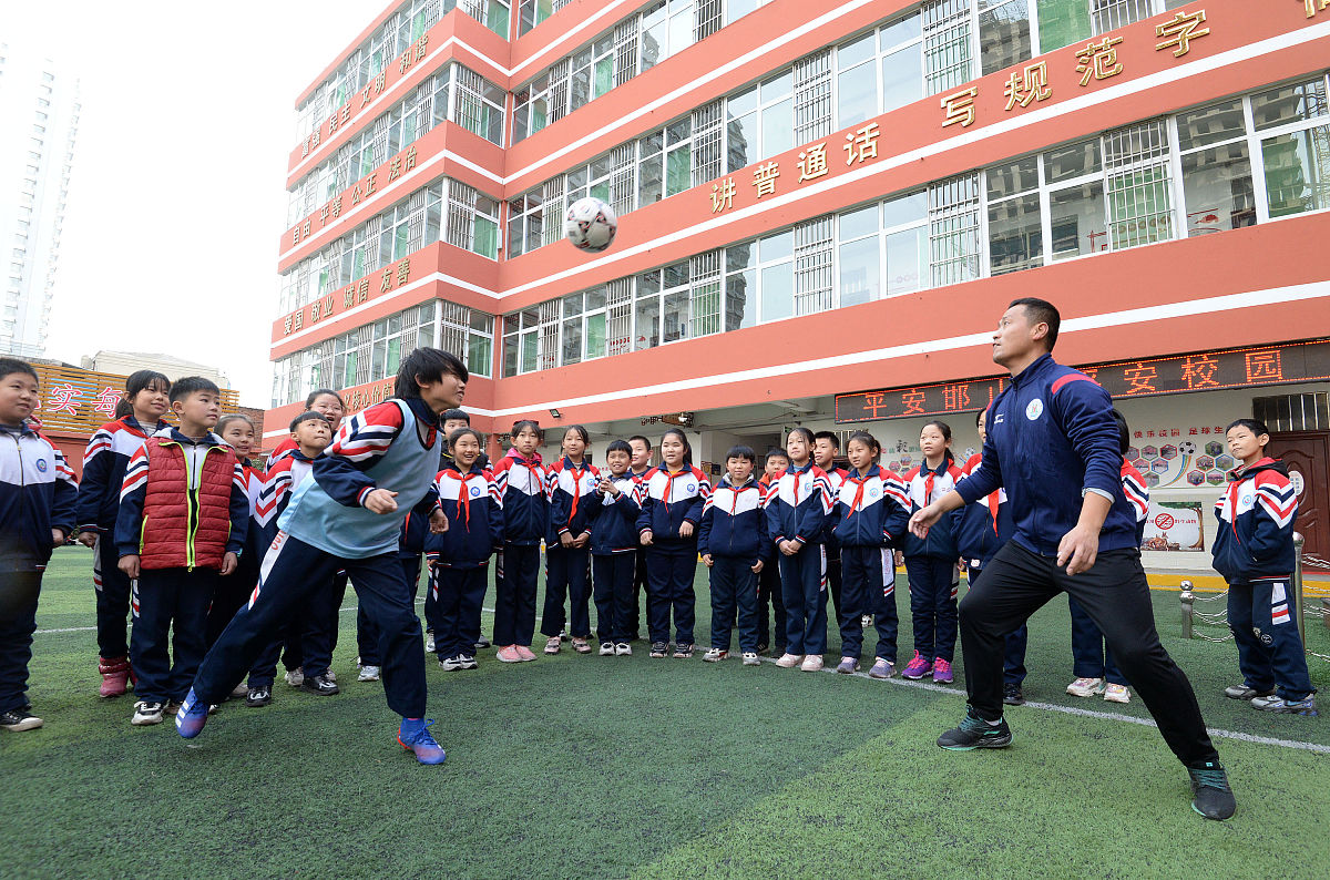 2020年12月8日,河北省邯郸市邯山区火磨小学的一名学生与老师进行头球