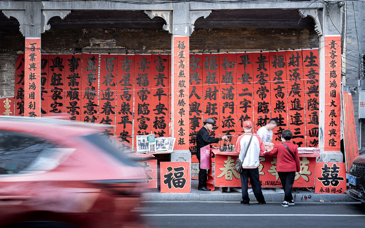 村无烟火只剩房，对出下半句，押韵内容：民无生活只剩忙。