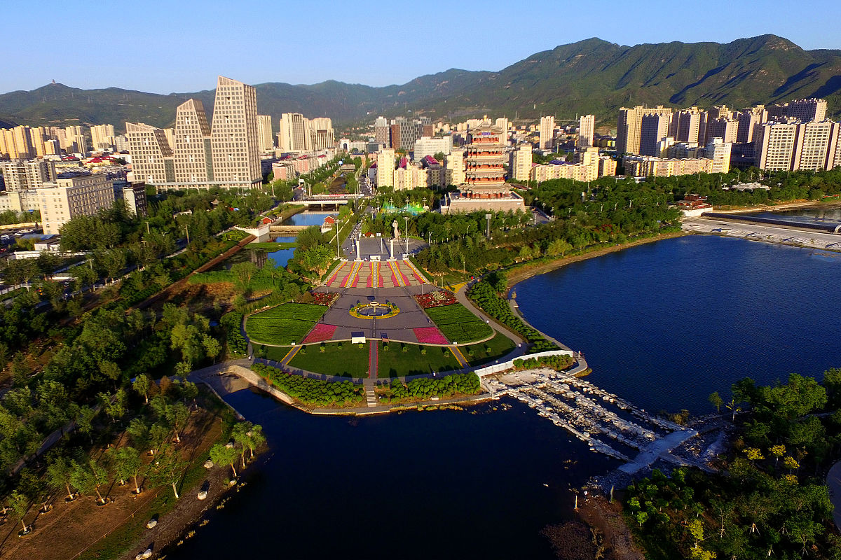 2020年5月19日,初夏的北京,门城湖水利风景区以水串景,水绿相间,景美