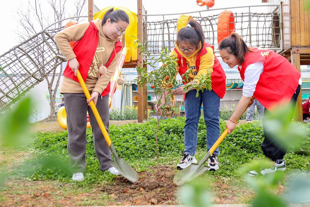 800字的大学生劳动心得作为一名大学生在校期间我们虽然主要的任务是学习但同时也应该注重劳动通过劳动锻炼身体、增长知识、提高能力。我曾经参加过很多劳动实践活动从中收获了许多今天我想分享我的劳动心得。首先参加劳动可以锻炼自己的体力和意志力。在劳动过程中我们需要承担相应的重量和负荷这对我们的身体素质是一个很好的锻炼机会。并且在进行较为费力的劳动时我们可能会遇到各种困难和阻力要想完成任务就必须克