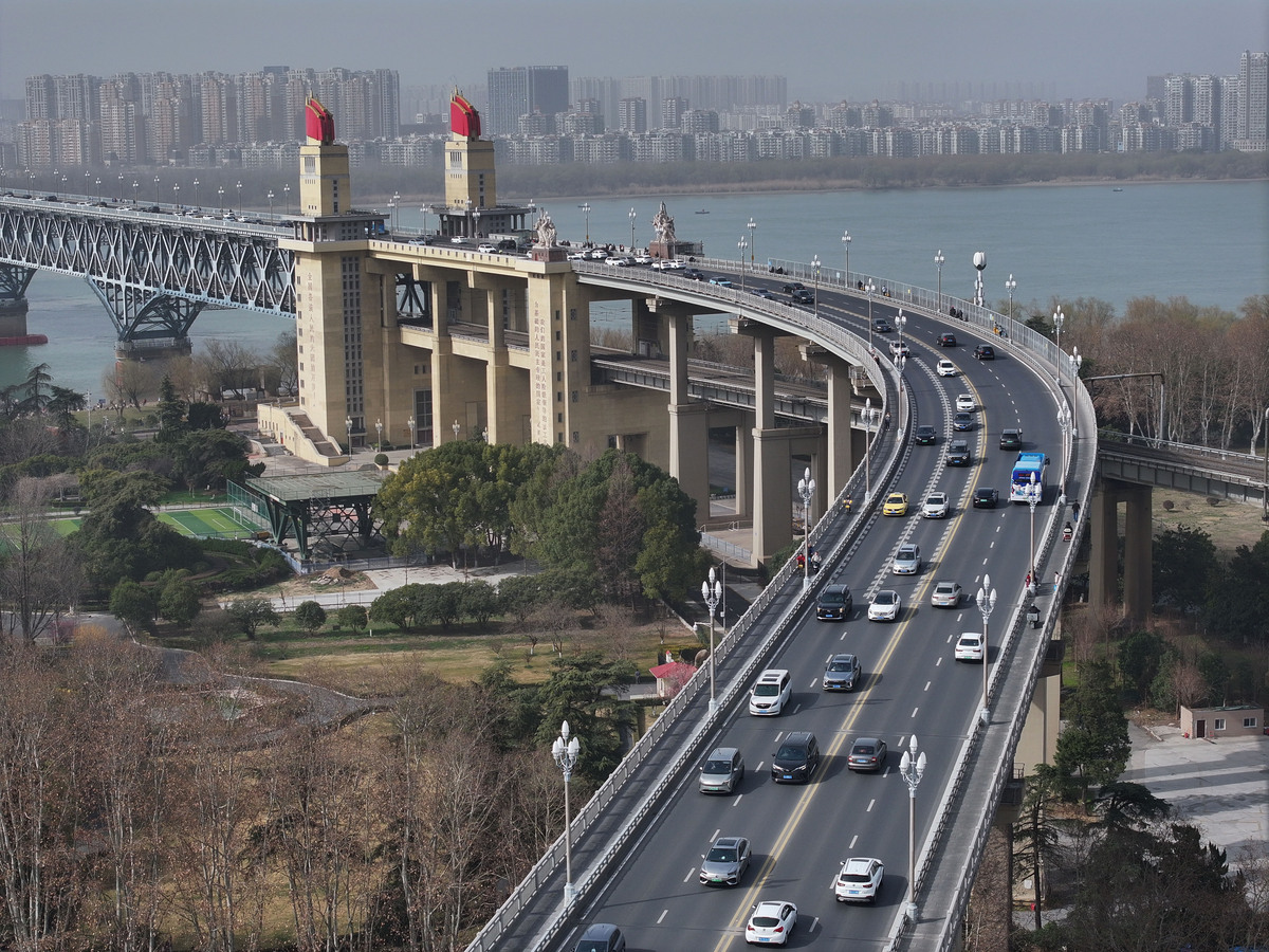 2026年2月22日,江苏南京,南京长江大桥上的车流.