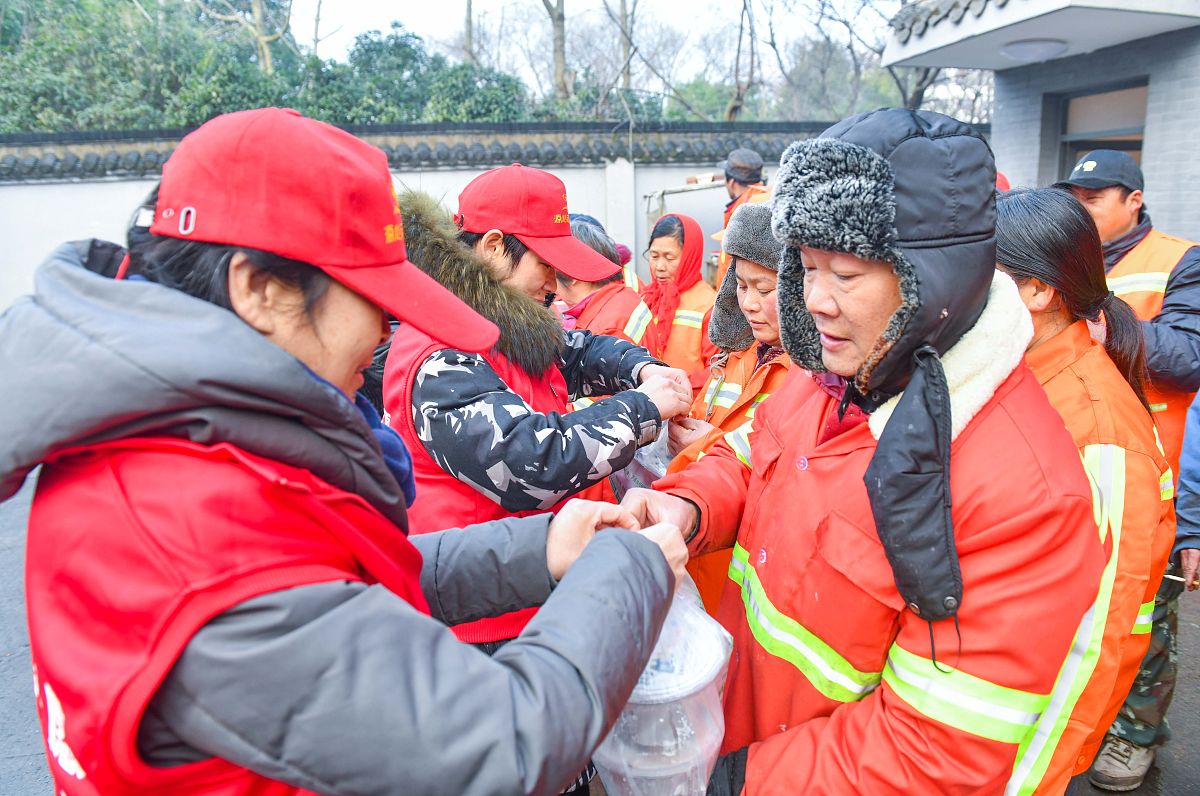 2019年1月13日,扬州邗江区的志愿者们在腊八节为市民送上腊八粥,送上