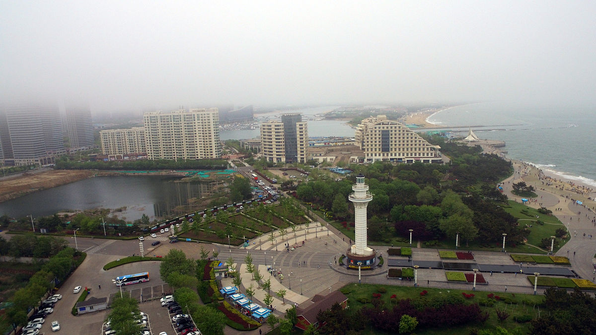 2020年5月3日,山东省日照市,灯塔风景区游人如织,来自各地的游客在沙