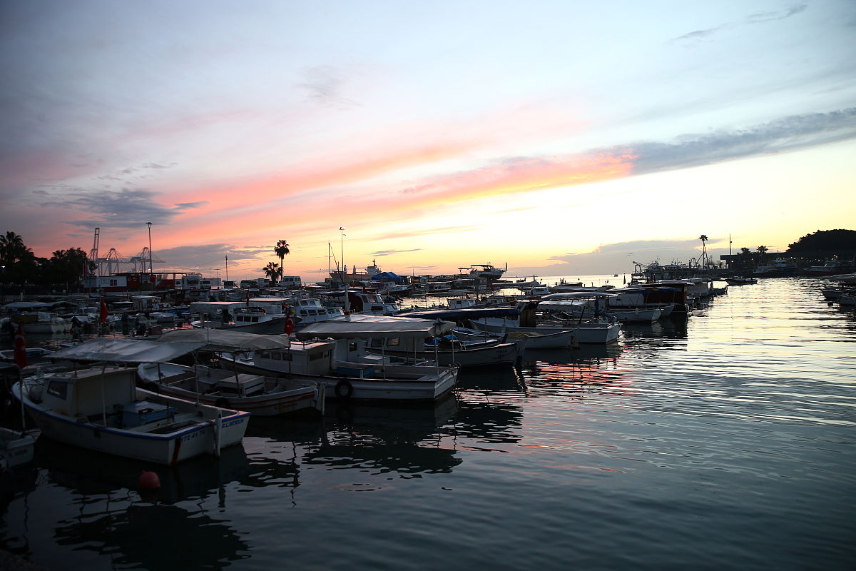 当地时间2022年2月10日,土耳其梅尔辛,沿海日出宛如画卷.mersin, turk
