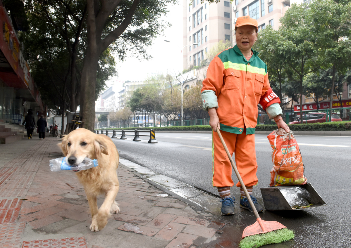 江西南昌,62岁女清洁工,在一个高档小区打扫卫生时,捡到9个喝完的茅台