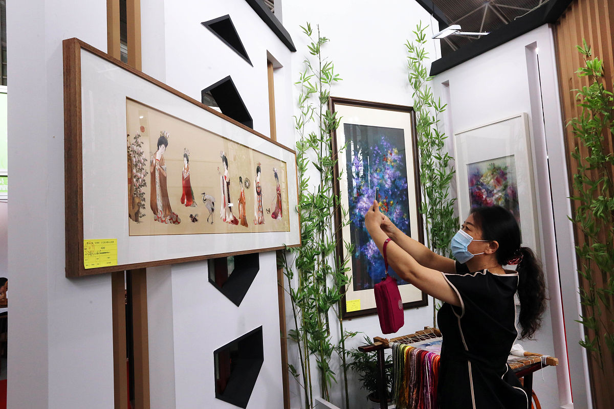 2020年9月11日,"2020江苏工艺美术精品博览会"在南京国际展览中心开幕