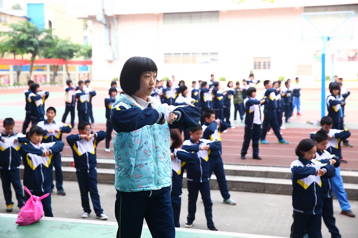 2014年12月23日,海口市第九中学,初中年级学生在练操.