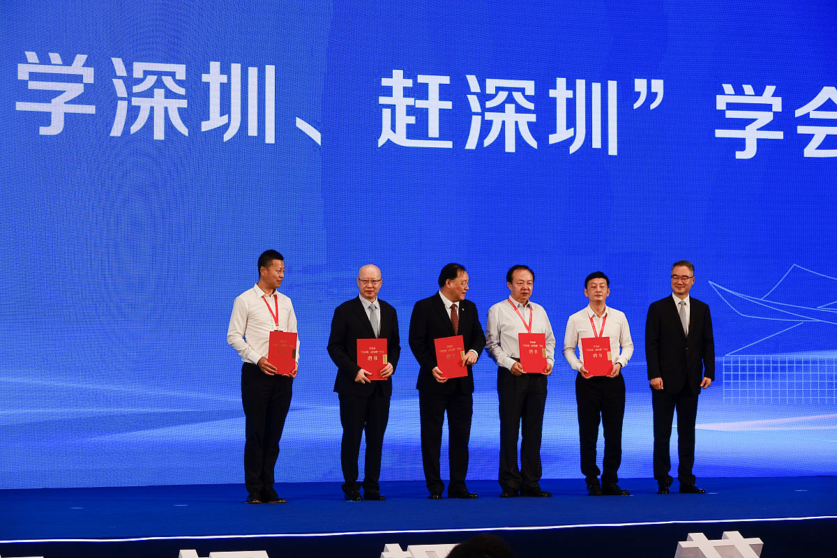 课题负责人在高职教育、对外合作办学等研究领域的学术积累和贡献