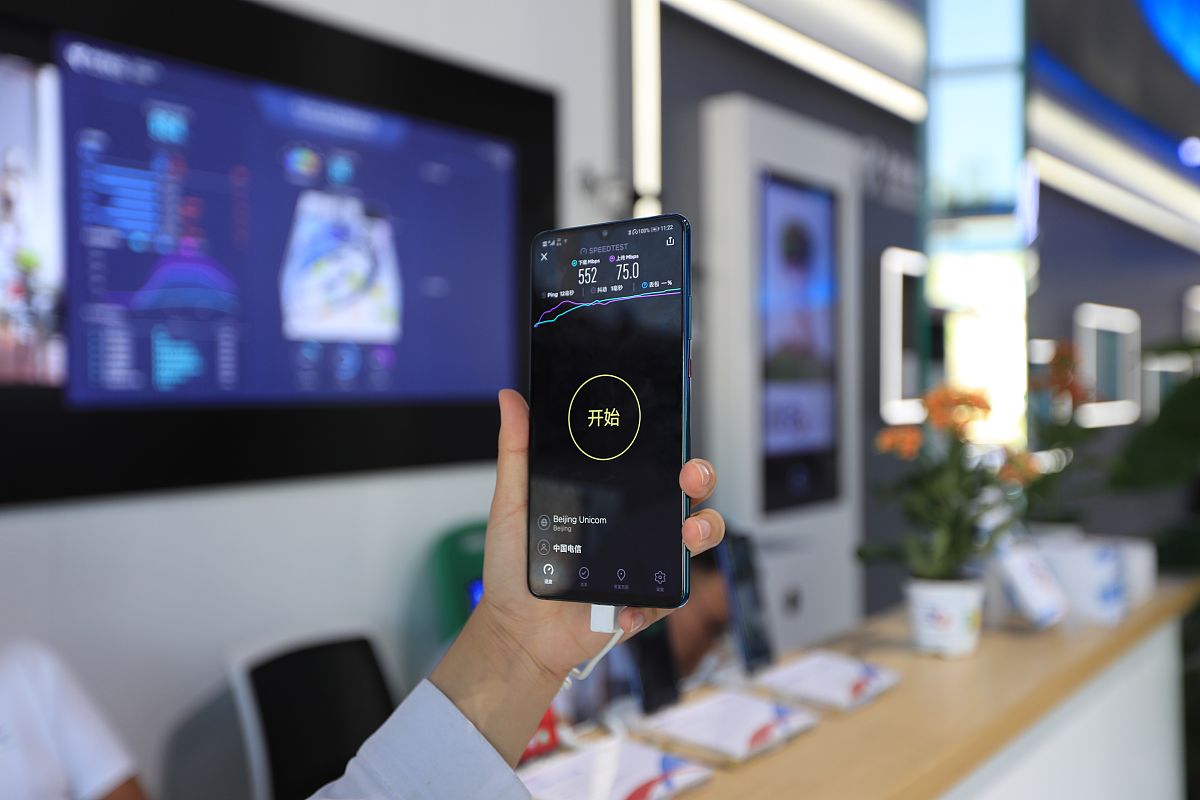 2019年8月31日,北京.图为顾客在营业厅体验5g手机和5g业务.