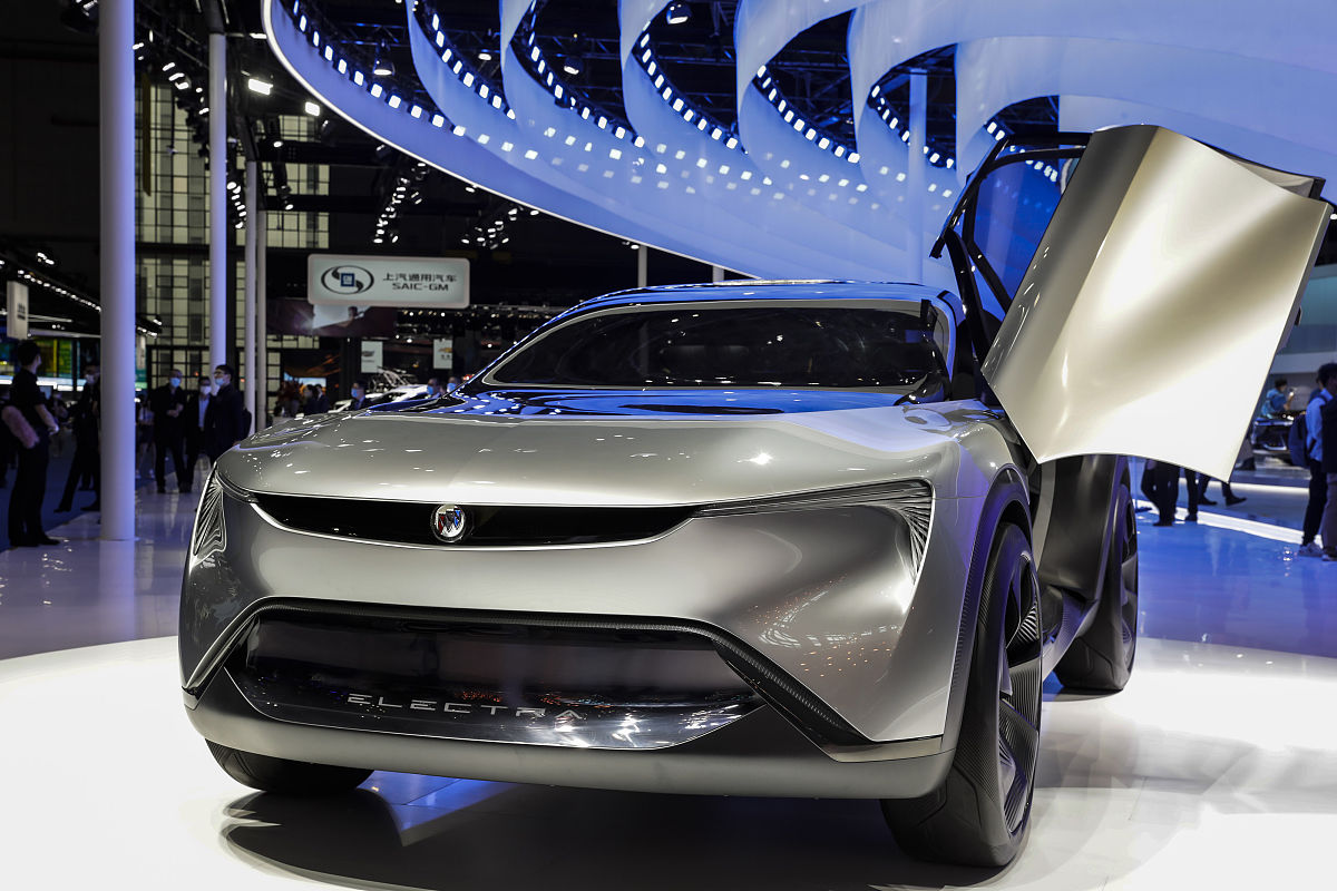 202年4月20日,上海车展持续,多款车型参加展览.the general motors co