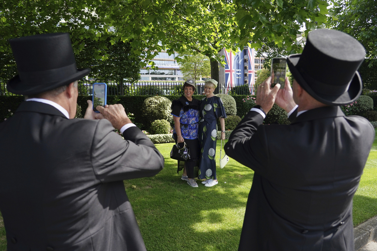 写一段描写一个中世纪管家穿着和神态的文字