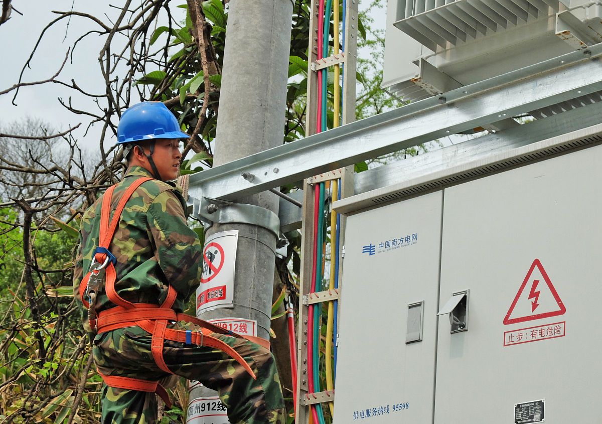 你的工作单位是大唐新疆清洁能源有限公司工作岗位是电力安全管理与维护请总结这一实践岗位的工作内容不少于500字。