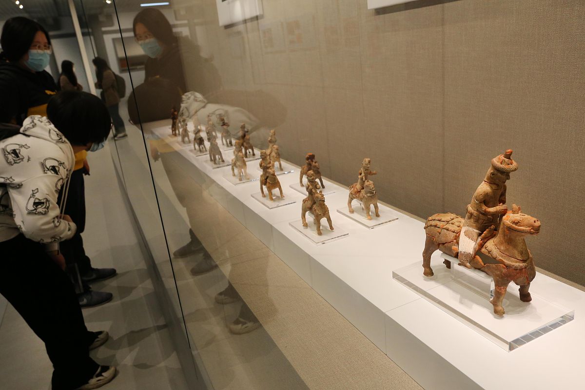 2021年4月20日,南京六朝博物馆,展览共展出该墓出土并清理完成的200余