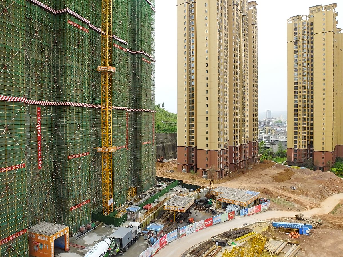 北辰欢颜东里13栋楼是否是一起建成的？为什么