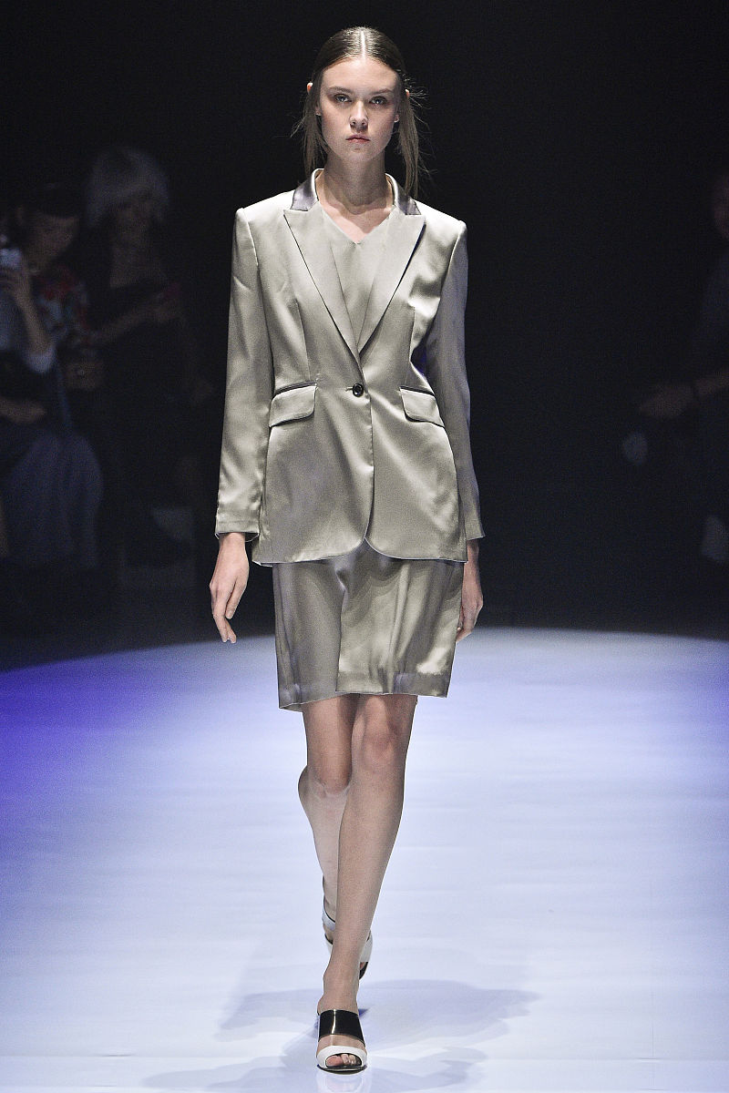 帮我翻译成日语、简短的并且口语化有路人的参考设定吗