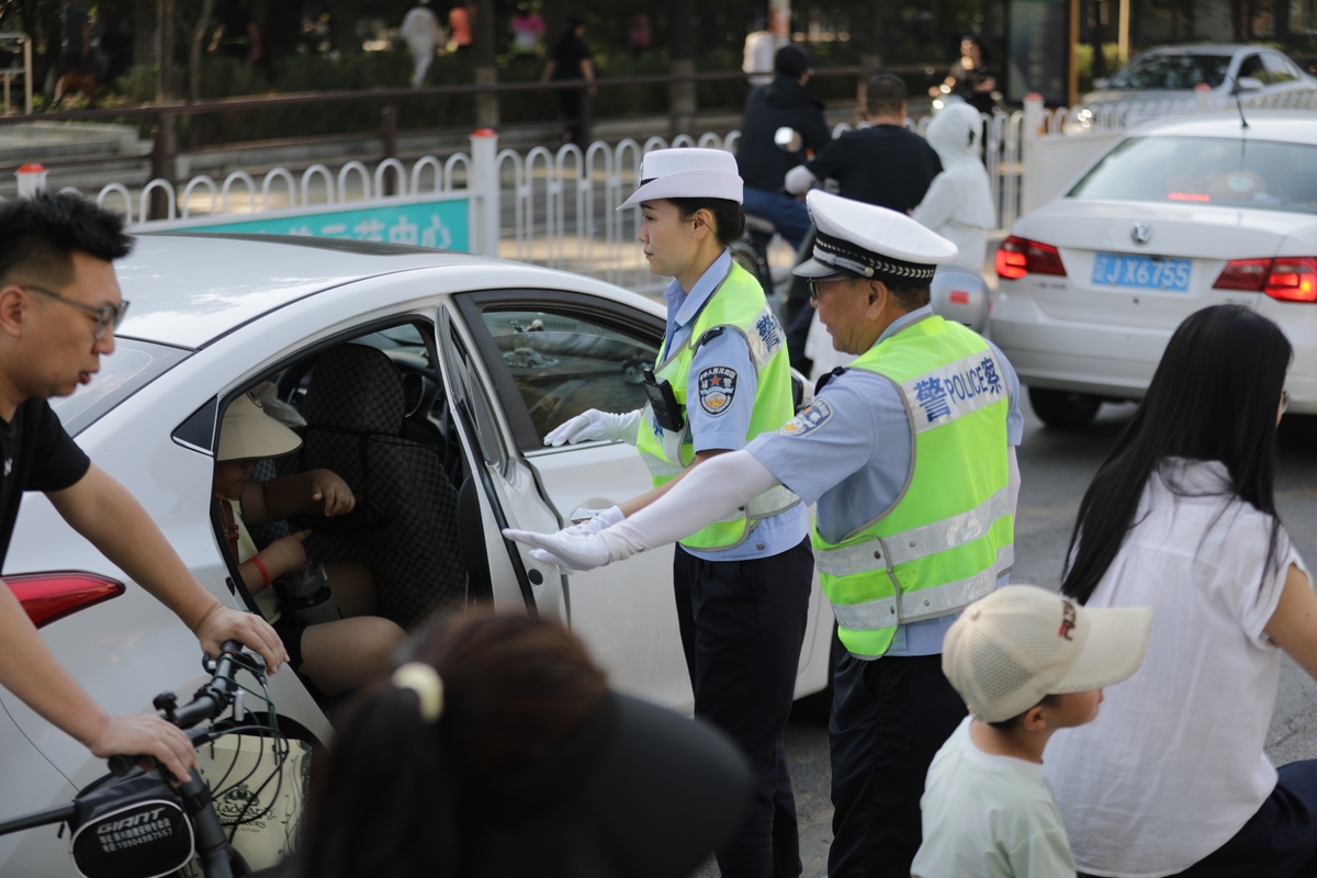 学习交警如何维护交通秩序的过程