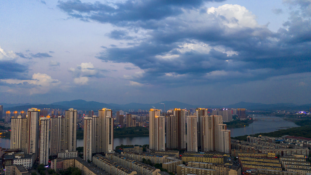 2021年6月1日,吉林,航拍西部城区晚霞风光.