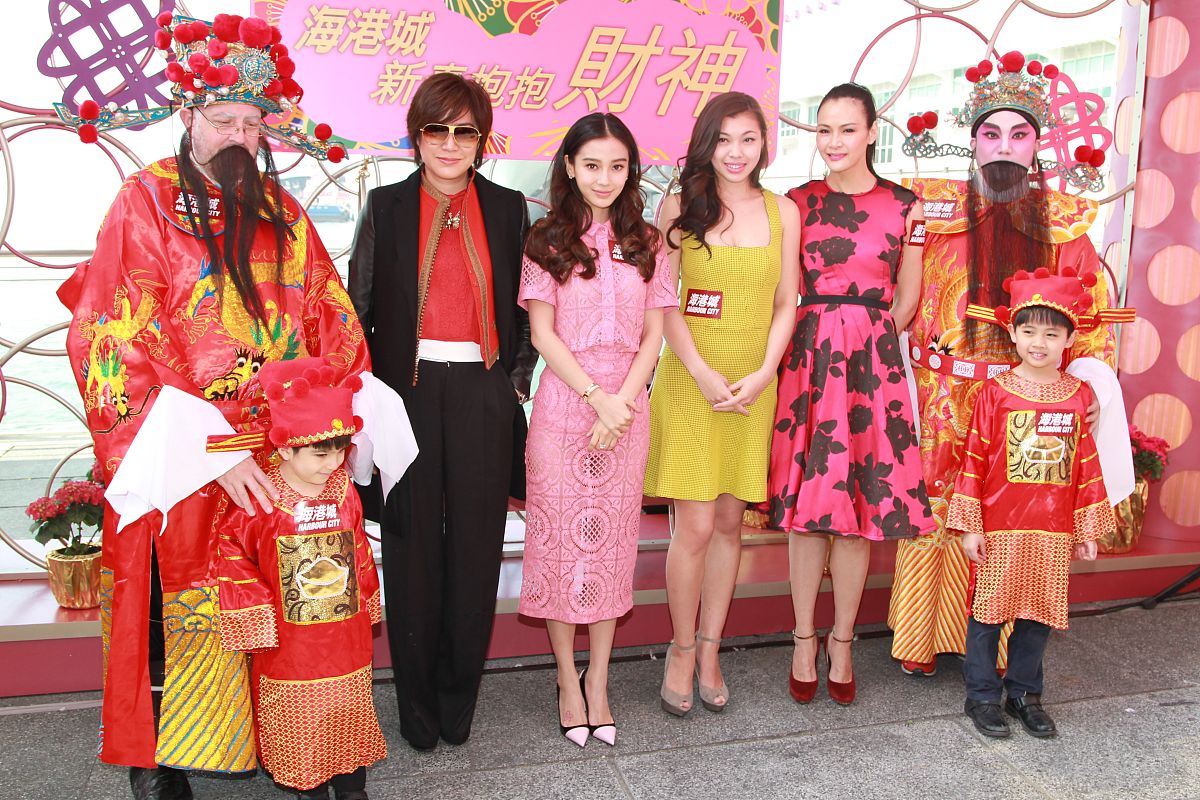 2014年1月23日,香港,明星参加新春抱抱财神活动. , angelababy杨颖,马