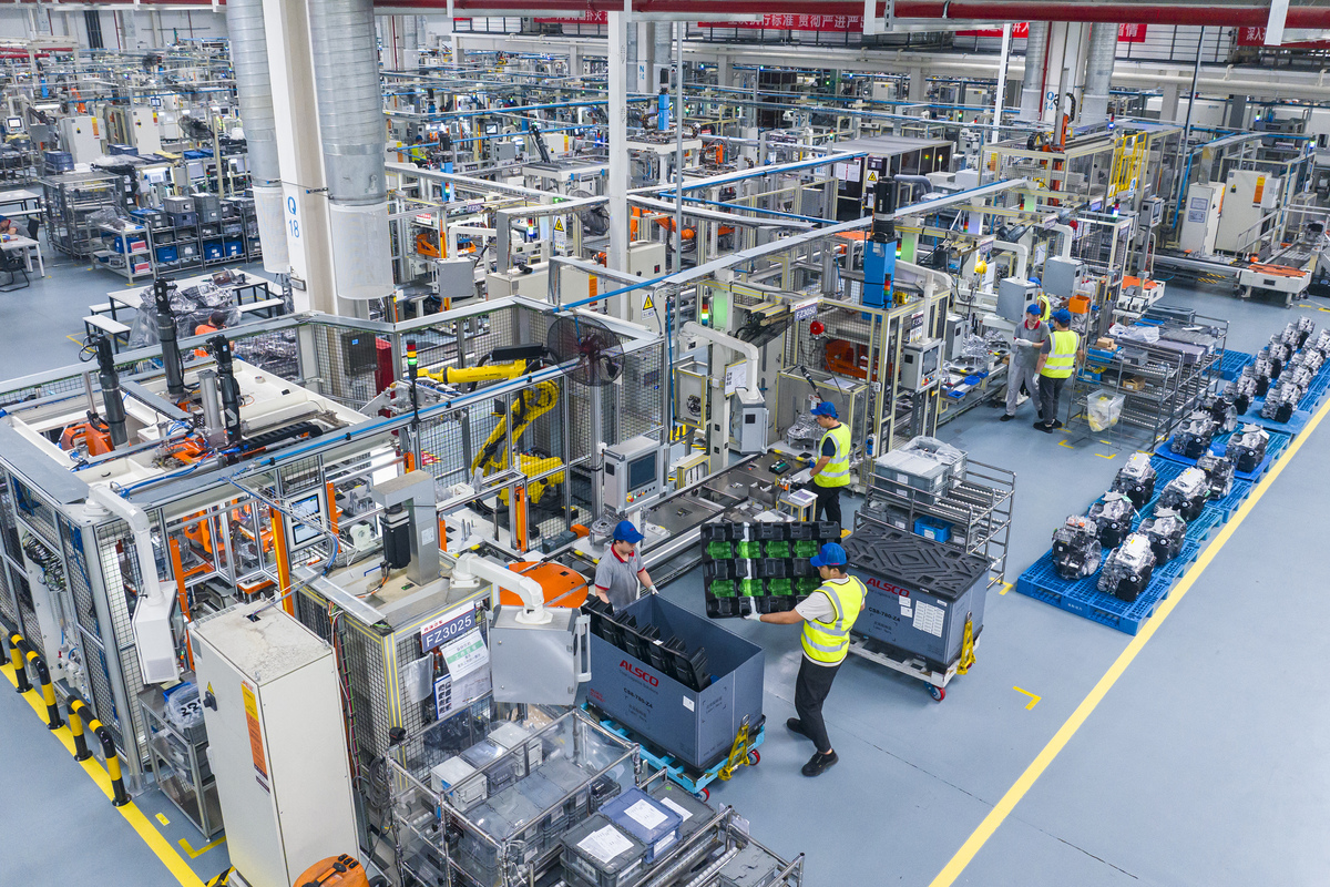 请写一段有关采埃孚公司的机加工生产线优化案例的选题背景700字左右