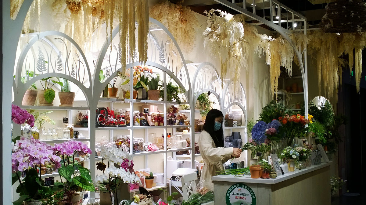 写一份有甜品供应的花店的创业计划书