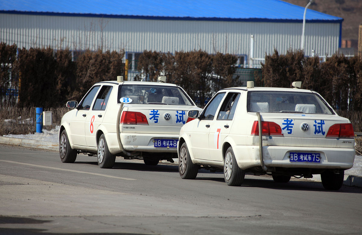 驾照考试的第几批次是由什么因素决定的？是不是去得早登记的早就能早考