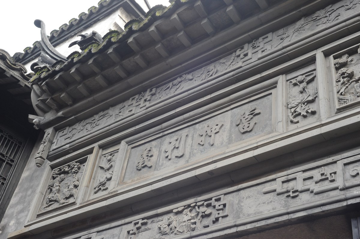 中国建筑发展下的牌匾演变：从传统到现代