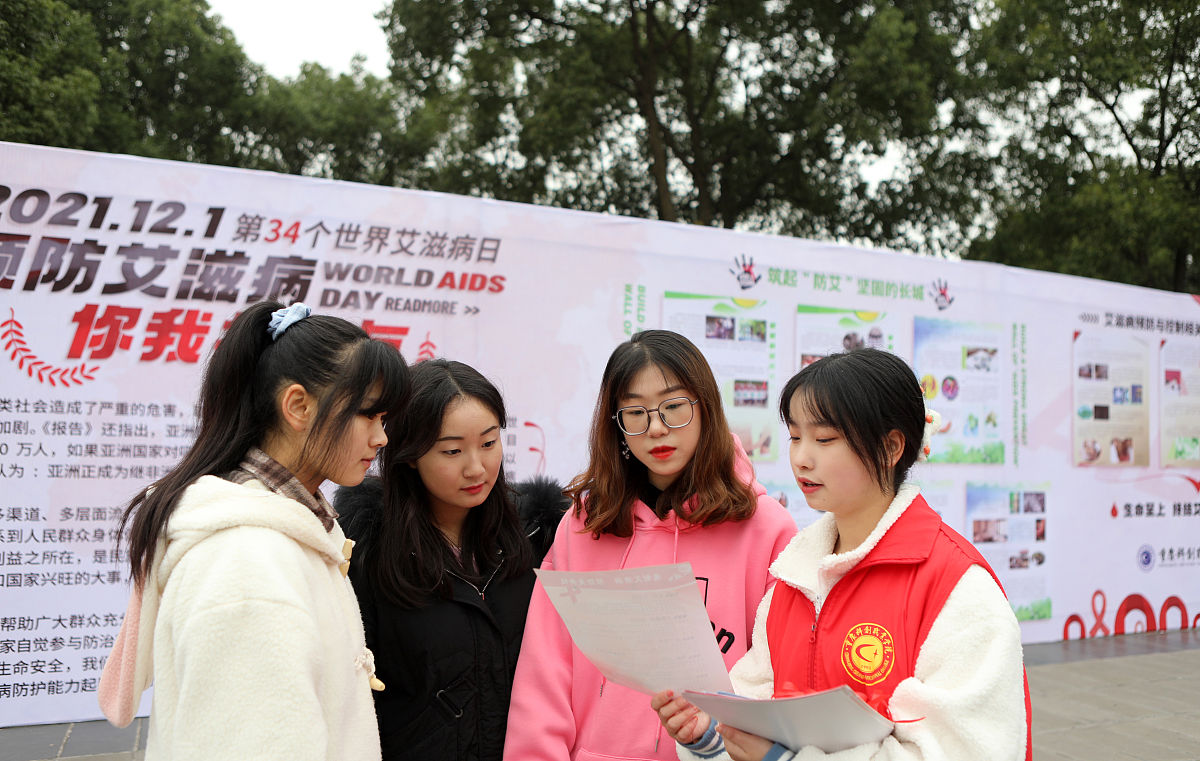 这学期以来人工智能学院筑梦萤火志愿者协会一直践行奉献、友爱、互助、进步的志愿者精神持续开展一系列志愿活动。具体活动如下：1 为深入学习贯彻落实党的二十大精神发挥大学生引领作用加强小学生对科技创新精神的培养。筑梦萤火志愿者协会结合我和我求学的城市系列主题活动赶赴天津市昆明路小学滨海学校开展科技创新主题科普及科教思政实践活动7场天津市滨海新区实验小学3场以及天津经济技术开发区第二小学3场其中实验小学科