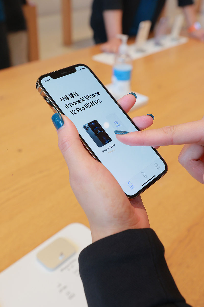 我需要做一个回忆录类型的老机型评测做一个关于iPhone12的评测文章突出该机型的特点在开头标注上市的价格并且在结尾给这个机器打一个主观评分100分为满分