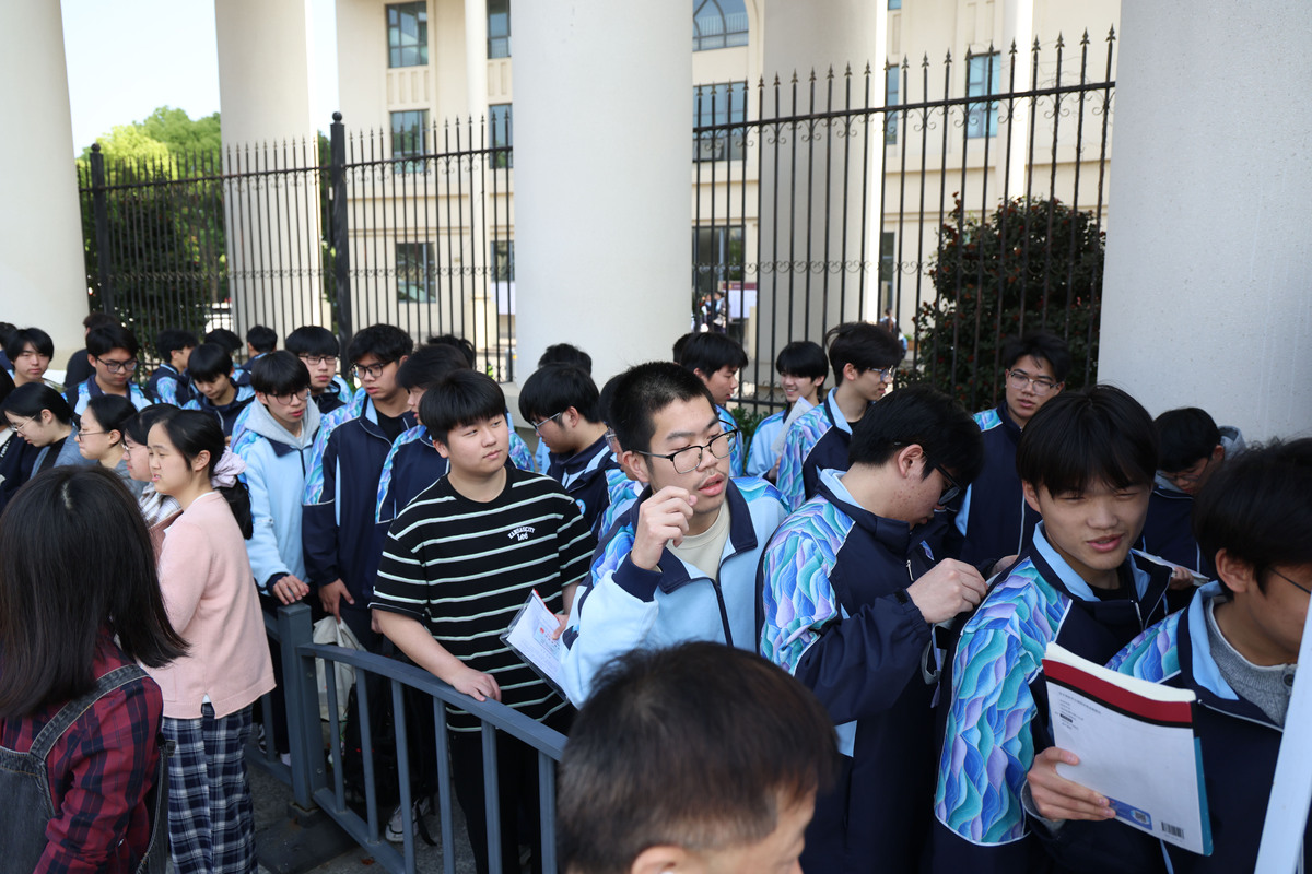 2026年4月19日,浙江宁波,考生进考场前抓紧看考试资料.