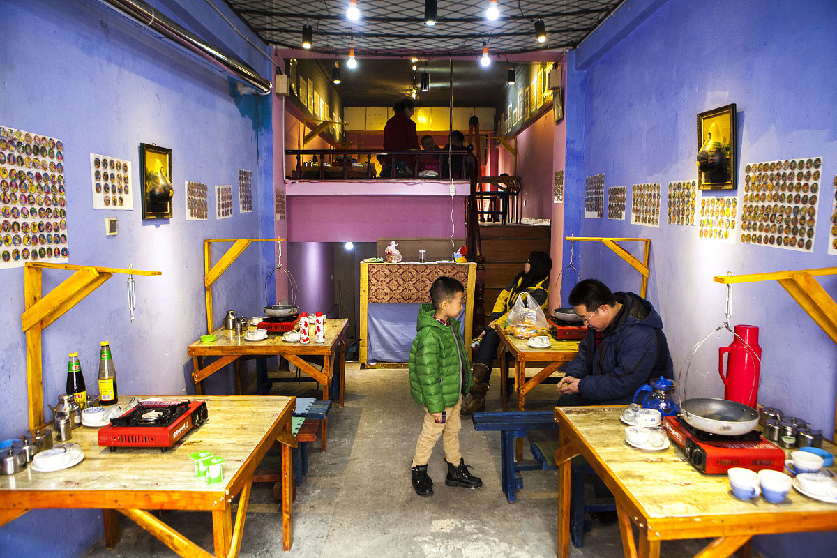 写一篇阿椒阿俏新闻稿 白领 冒菜这两年在都市白领人群中越来越受欢迎。冒菜起源于四川类似于火锅但不同于传统的火锅冒菜是将各种食材和调料混合在一起非常方便。冒菜的特点是辣味十足麻辣口感让人欲罢不能。此外冒菜的客单价相对较低非常适合都市白领人群尤其是年轻人。在一些大城市冒菜店的数量已经超过火锅店成为了一种特色美食。实际上冒菜的发展离不开现代化的快餐模式和全新的经营理念。一些冒菜品牌采用了标准化的生产流程