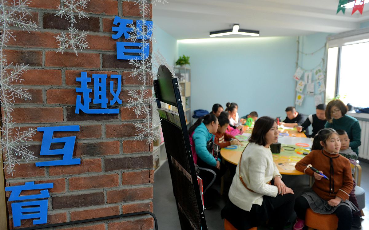 白鹅伸长了脖子在那块土地上走来走去改为拟人句