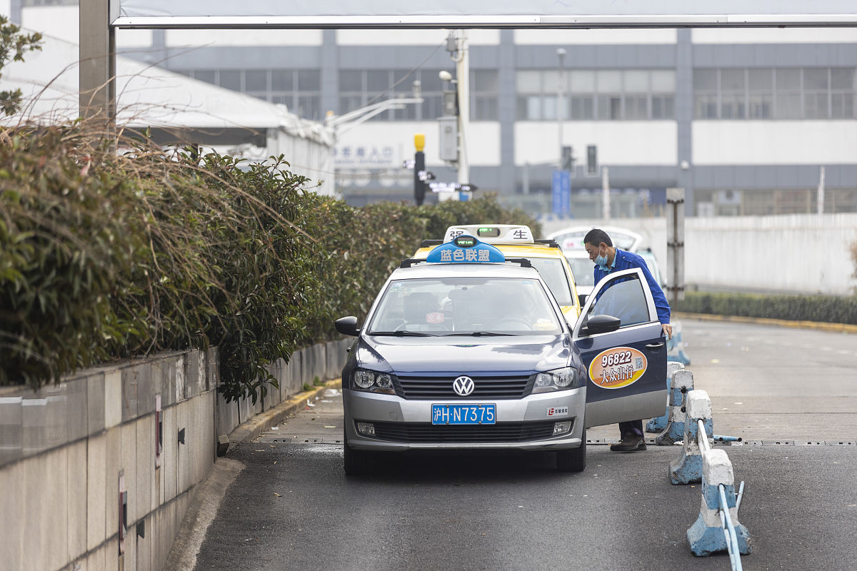 上海出租车司机一天工作12个小时月收入多少除去车的租金和日常消费能有多少并说明信息来源