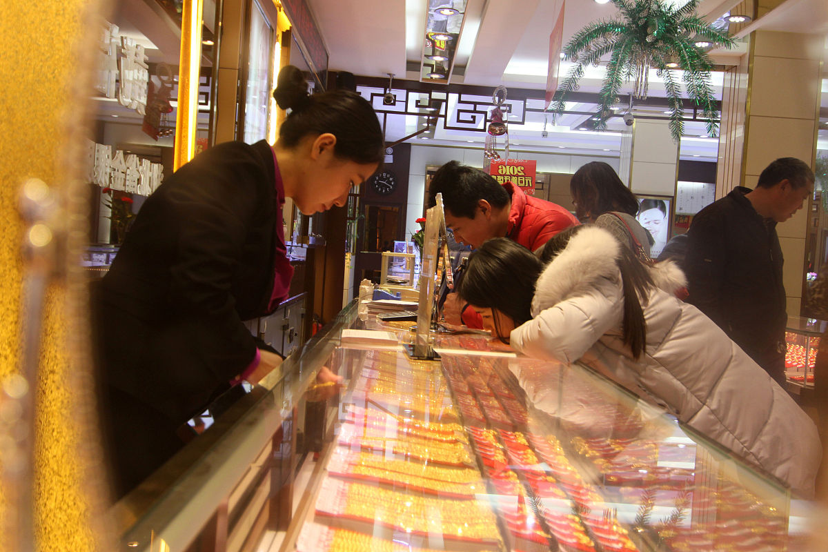 男子花400万买金条店员报警，根据这个话题写一篇新闻稿