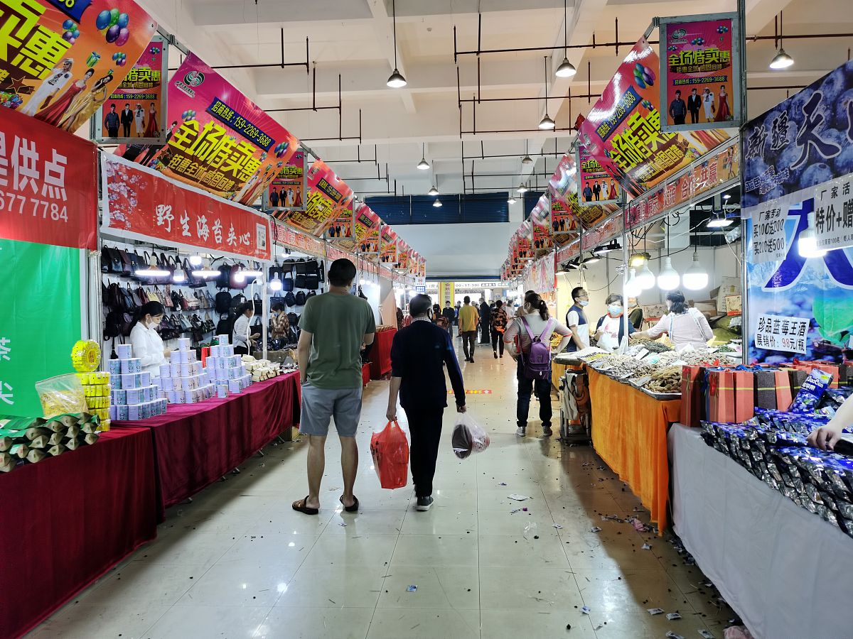 2020年5月30日,贵州遵义举办服装暨特产博览会,吸引众多市民前来选购,
