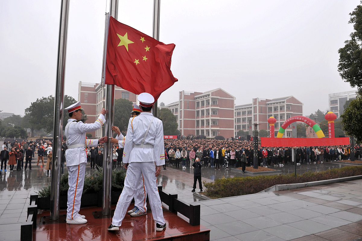 帮我以诚信立身感恩立身为主题写一篇文学作品不限文体不少于300字