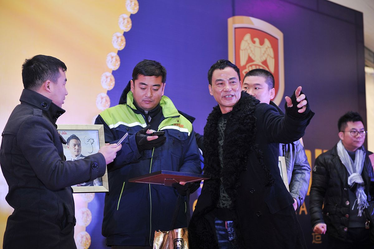 请编写一个针对男明星酒驾而召开的新闻发布会的具体剧本