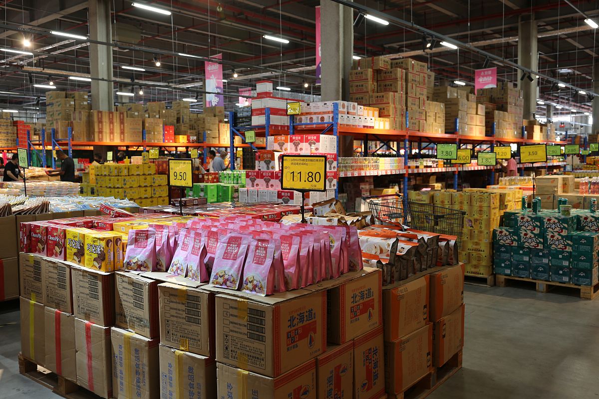2021年9月4日,沈阳浑南区苏宁物流园聚优,好品客折扣工厂店.大型仓储