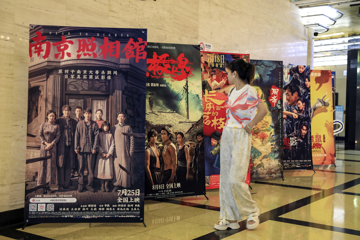 以一条建筑风格为民国风的步行商业街为背景创作一个沉浸式换装跑团剧本策划案不涉及到步行街商家可加入AR元素步行街内有超大BB机和大哥大等雕塑可以借用要求所有玩家作为一个整体不要分散同时不要出现谋杀、阴谋之类的字眼积极向上一点要注重趣味性和对年轻人的吸引力可以参考电影《夏洛特烦恼》