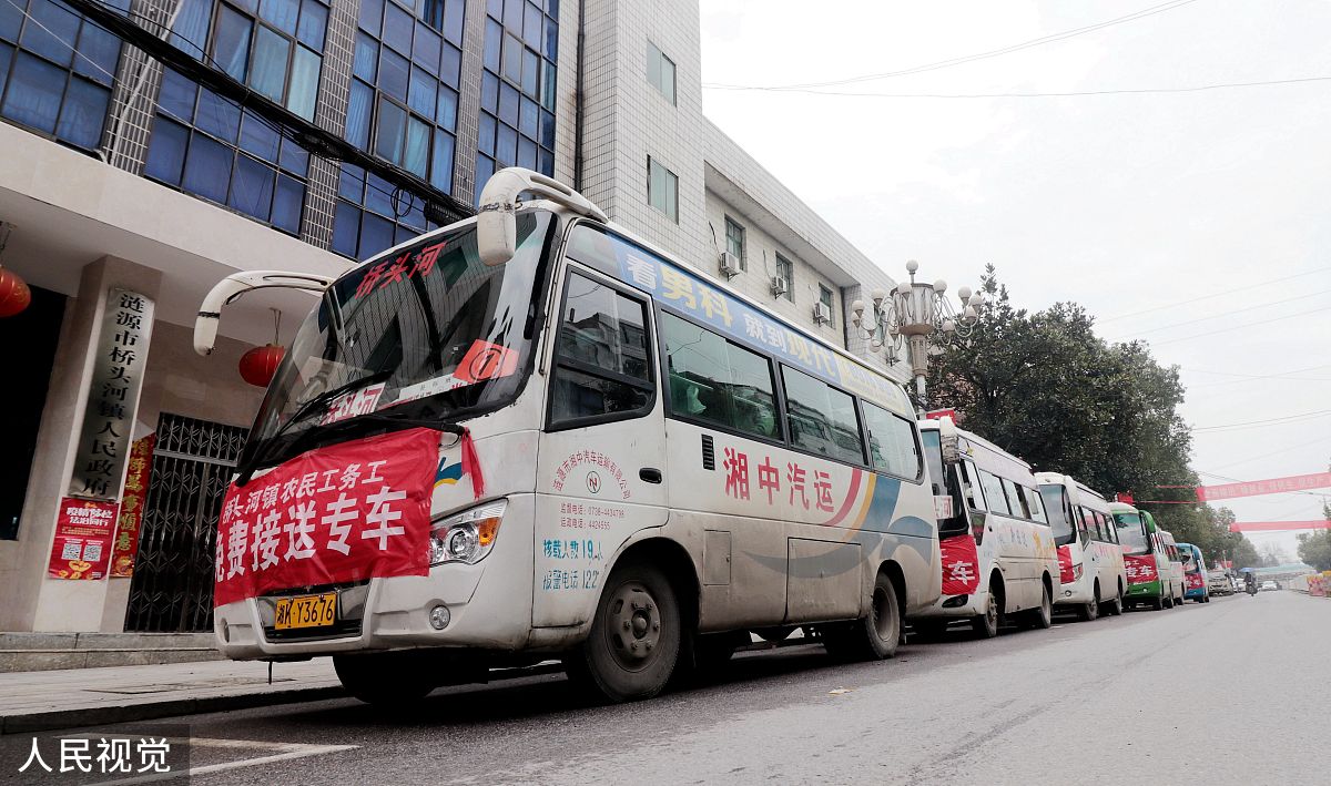 300 人公益活动用车安排：大客车和小客车座位数问题
