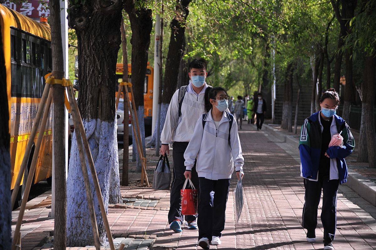 中学同学的重逢：宁致和南初的爱情故事