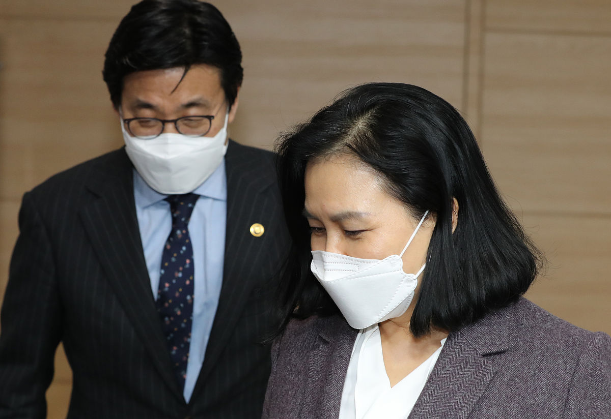 当地时间2021年2月5日,韩国首尔,俞明希出席新闻发布会.当日,韩国候选
