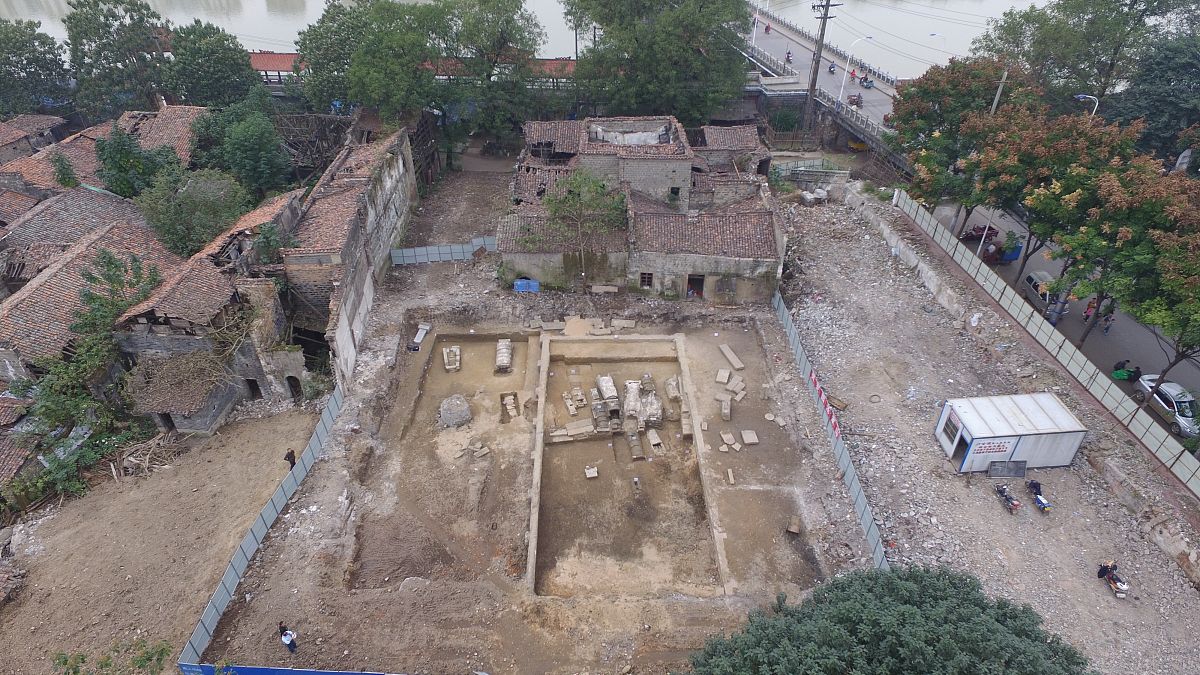 桂林市临桂区人民法院宣判盗掘古墓葬案，五被告人获刑十三年六个月至十年六个月