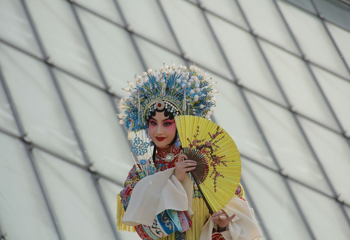 2019年5月9日,天津市一位京剧演员在文化中心的"水上月"地标表演《贵