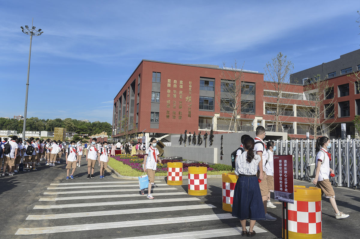 2021年8月30日,浙江金华,南苑中学新校区迎来初一的14个班新生入读.