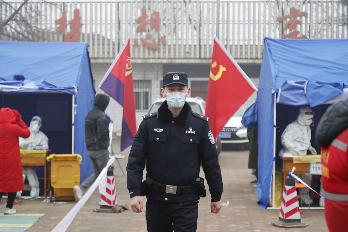 以派出所民警到呼伦贝尔农垦第一连队进行护秋维稳工作写一篇报道 要求三百字左右
