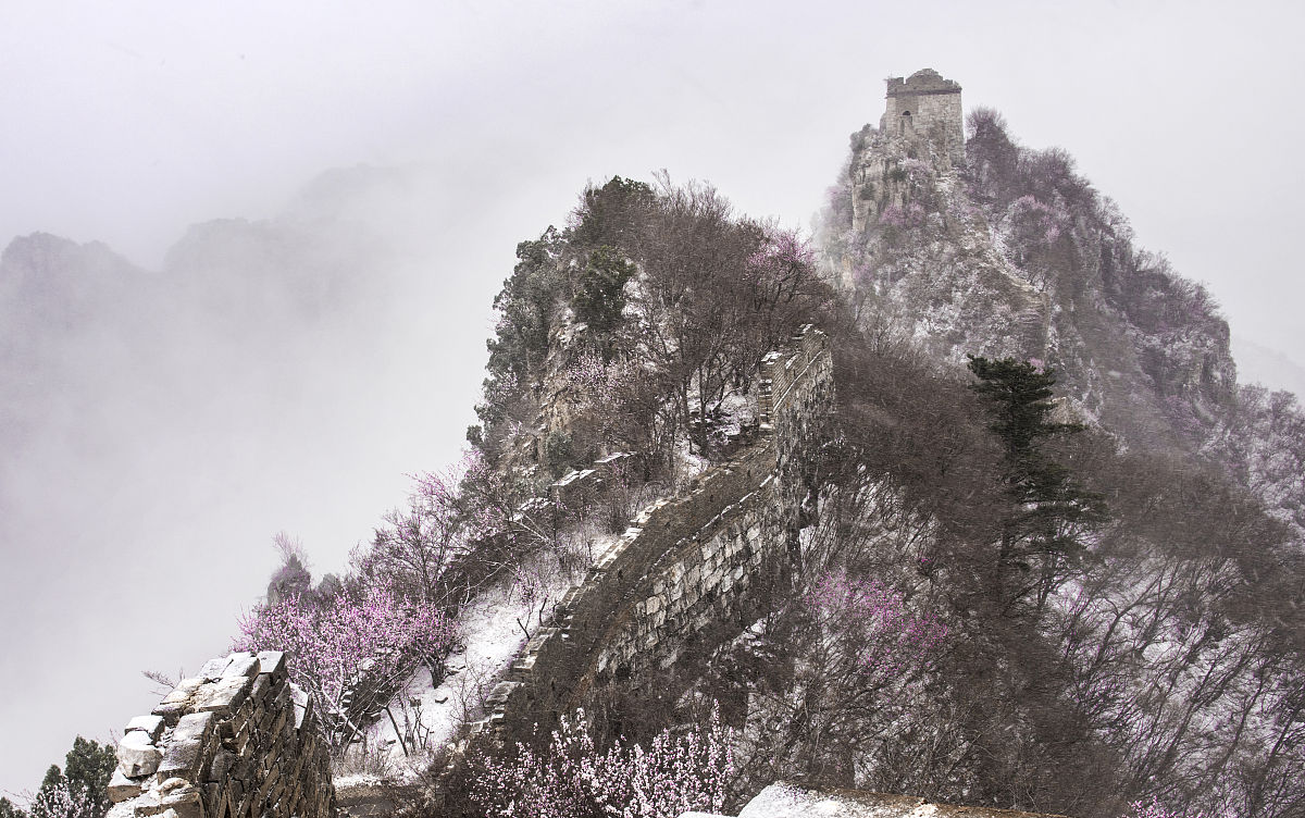 2018年4月3日,北京,正是箭扣长城上桃花盛开的时候,然而一场春雪悄然